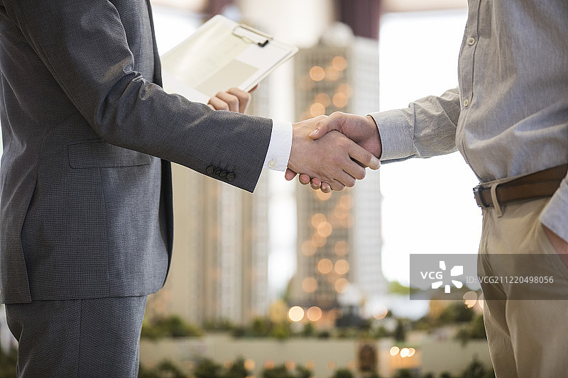 年轻男子和房产经纪人握手图片素材
