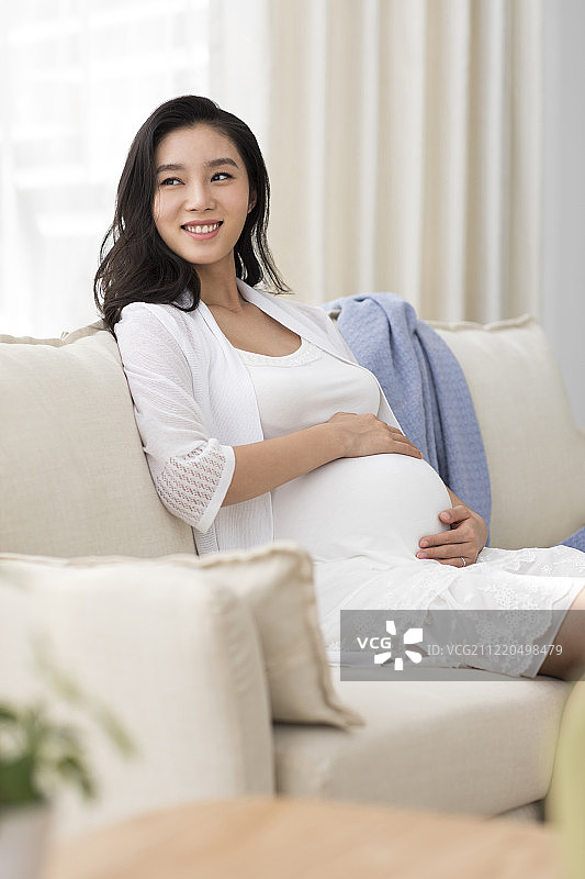 年轻孕妇在家休息图片素材