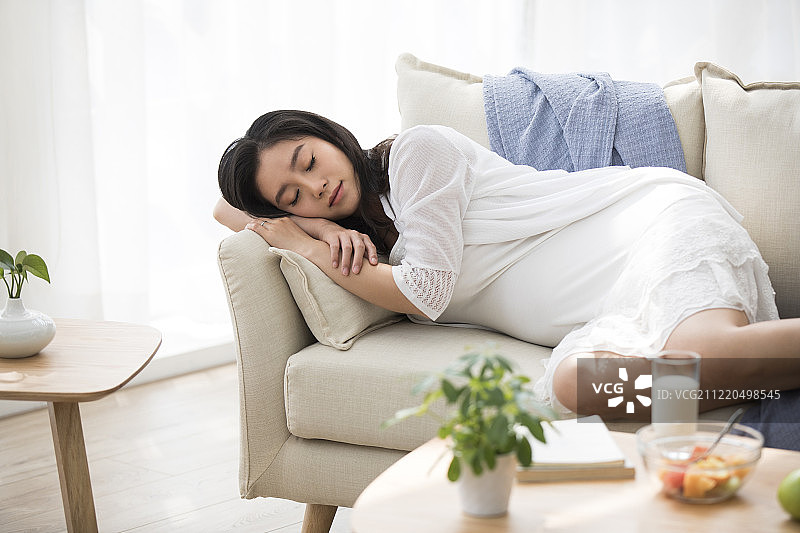 年轻孕妇在家休息图片素材