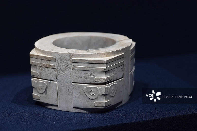 上海博物院藏良渚文化时期神人兽面纹玉琮图片素材