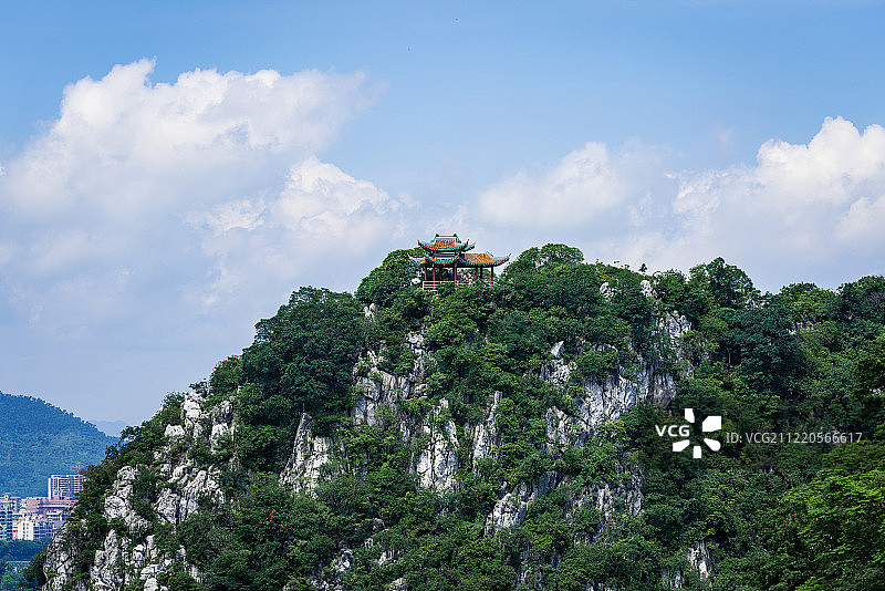 蓝天白云下的肇庆端州区七星岩风景区内的天柱岩山顶的亭子图片素材