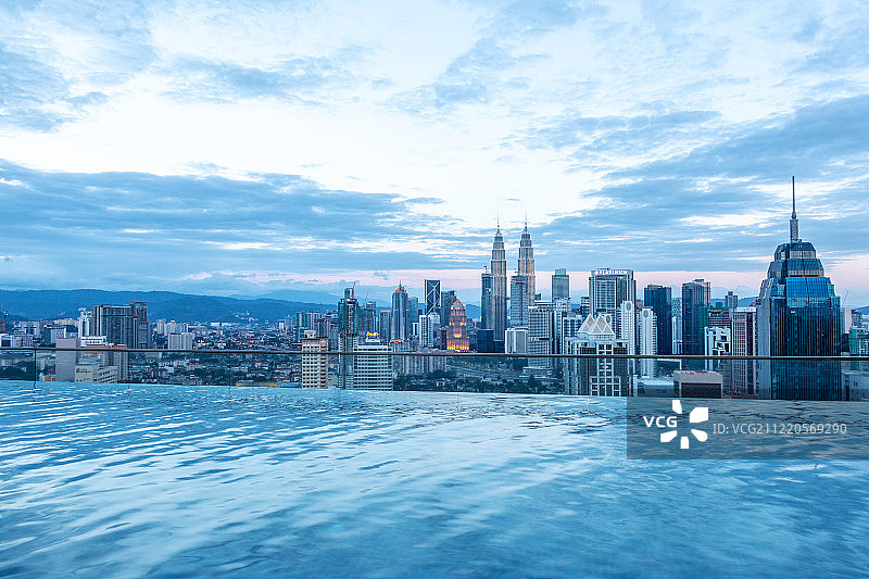 游泳池和城市天际线图片素材