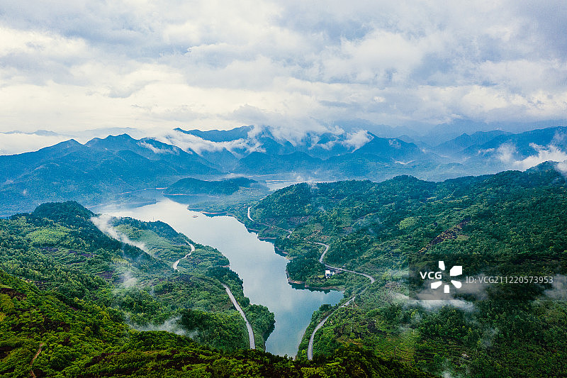 航拍云雾缭绕的宁波奉化雪窦山风景区平静的亭下湖和周边山峦图片素材