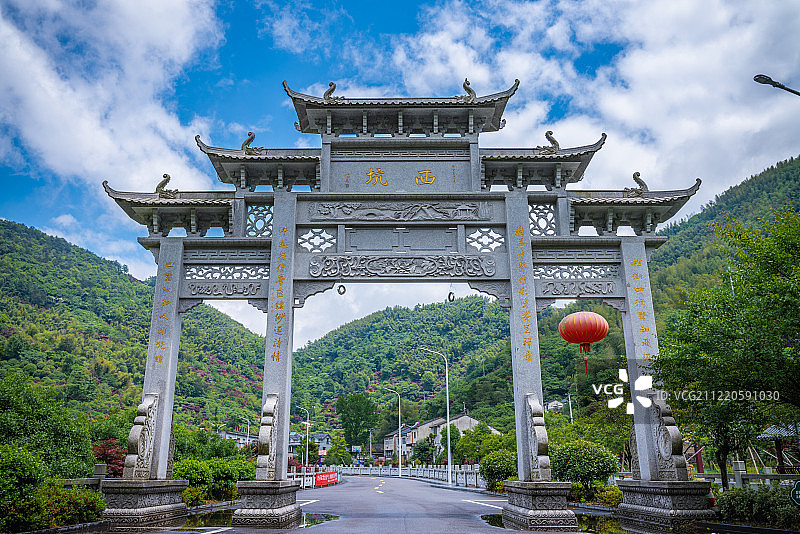 浙江宁波溪口雪窦山 蓝天白云下的西坑村牌坊图片素材
