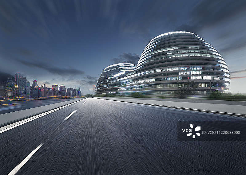 银河SOHO与道路图片素材