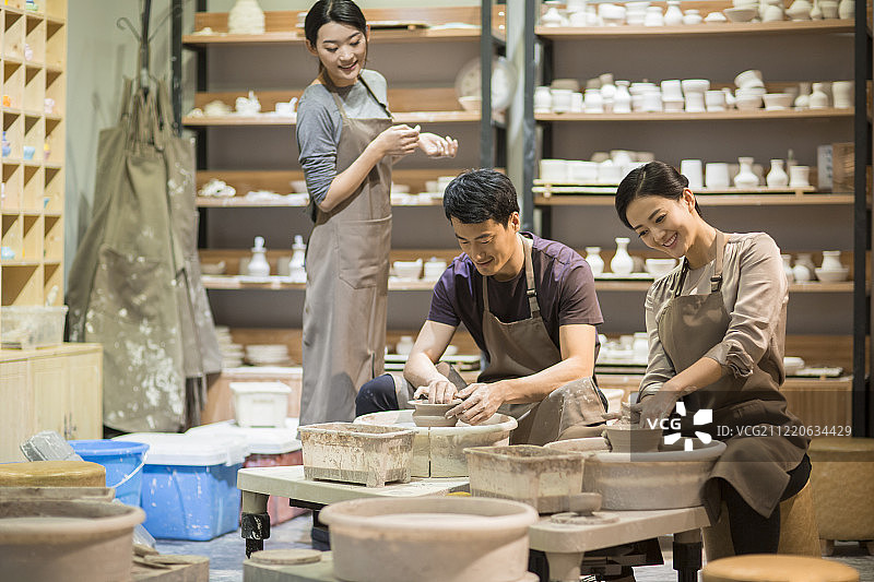 年轻陶艺师制作手工陶艺图片素材