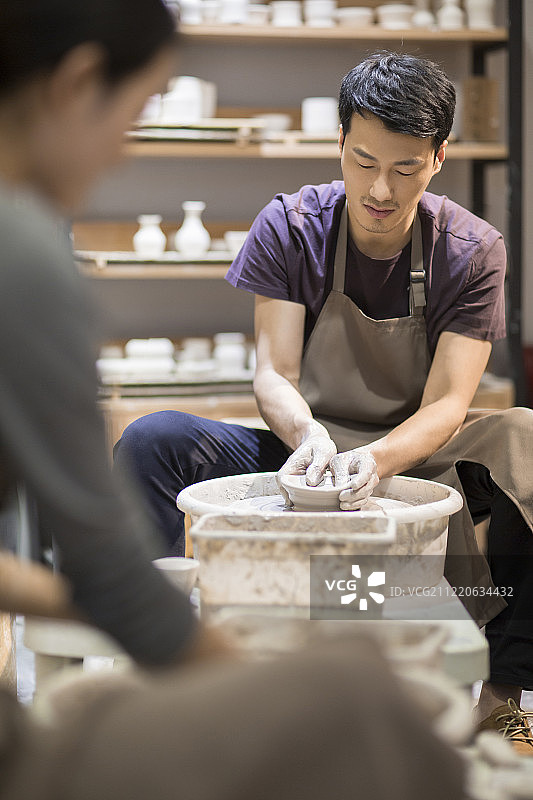 年轻陶艺师制作手工陶艺图片素材