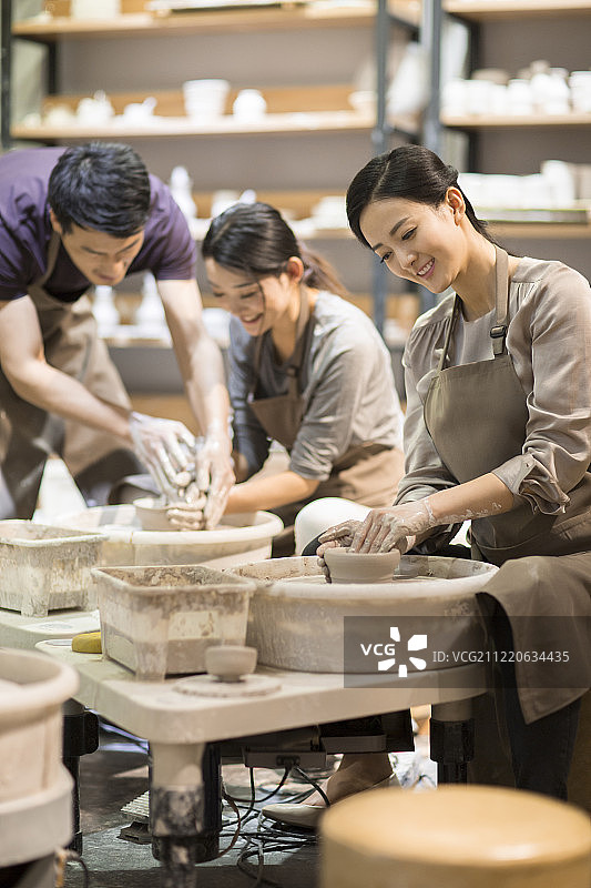 年轻女子上手工陶艺课图片素材