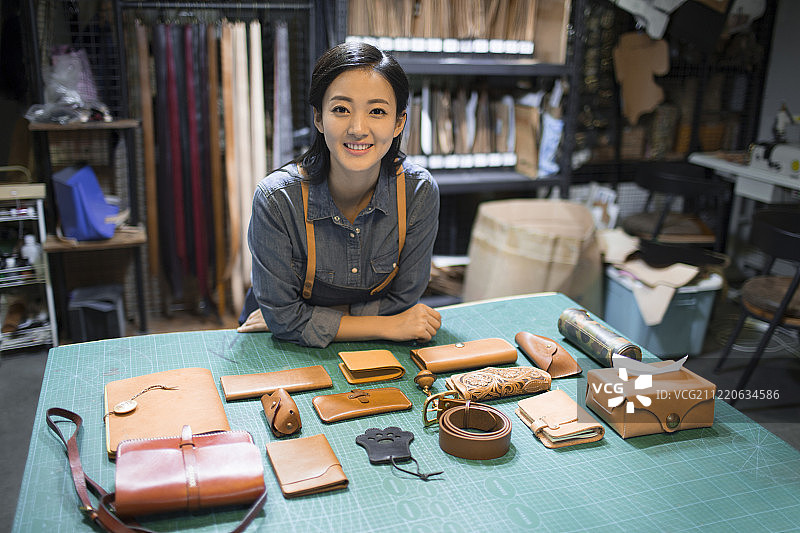 手工皮具匠人展示皮革工艺品图片素材