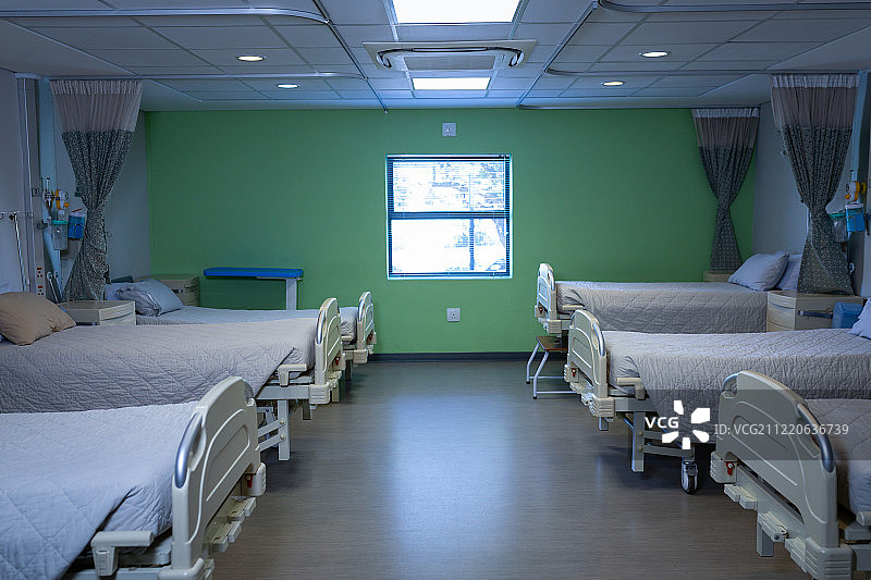 医院里两排空病床的正面图图片素材