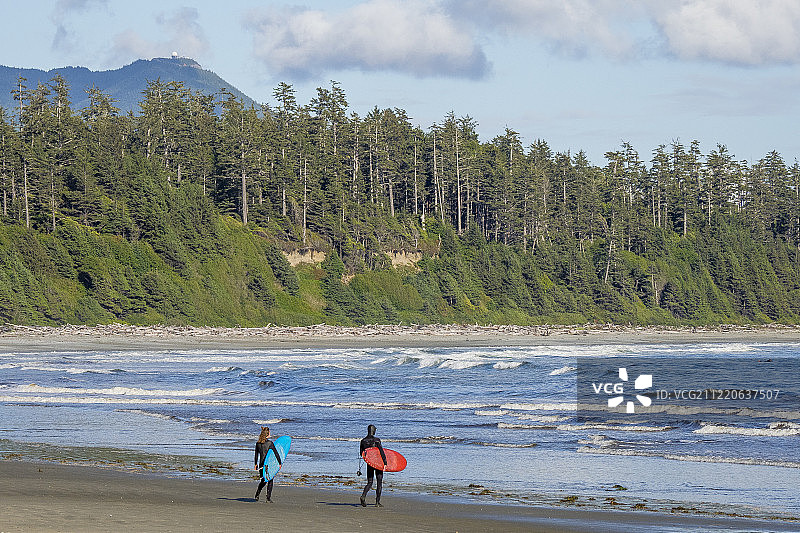 两名冲浪者在托菲诺准备下水图片素材