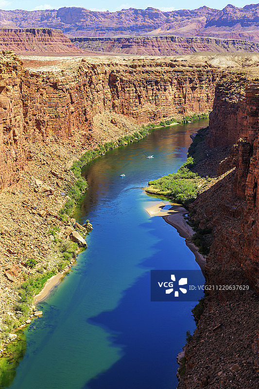 美国亚利桑那州李氏渡口，从纳瓦霍桥沿朱红悬崖观景公路欣赏科罗拉多河的风景图片素材