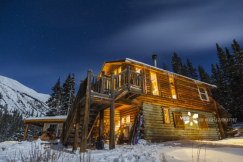 美国科罗拉多州：圣伊莎贝尔国家森林公园的夜间山间小屋图片素材