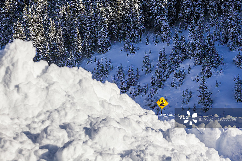 美国科罗拉多州雪堆滑雪区标志附近的冬季风景图片素材