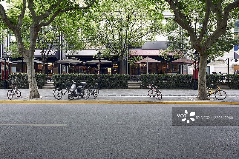 上海露天咖啡馆和道路图片素材