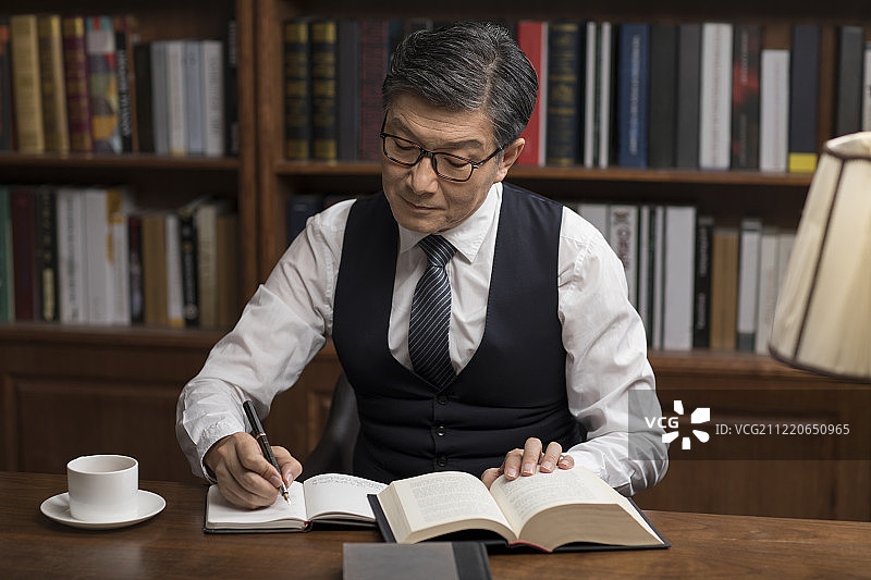 成功商务男士在书房读书图片素材