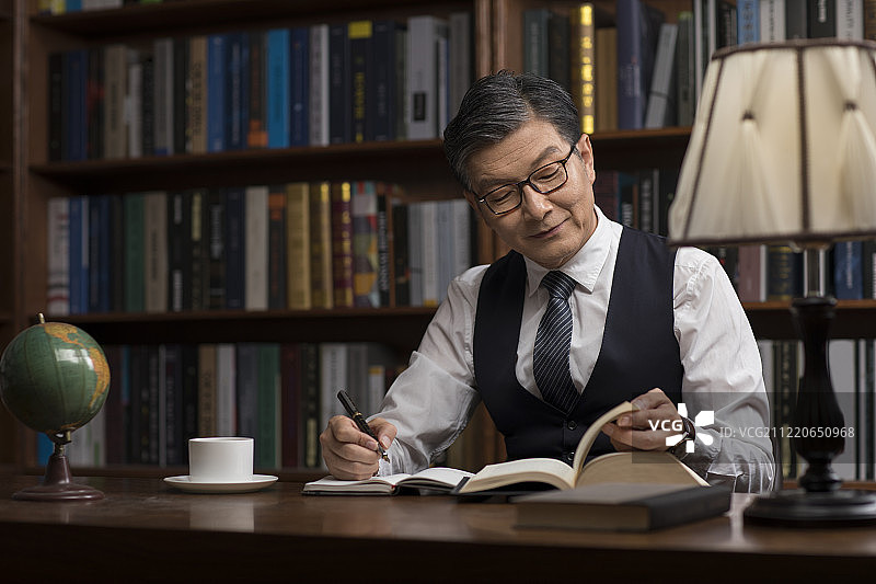 成功商务男士在书房读书图片素材