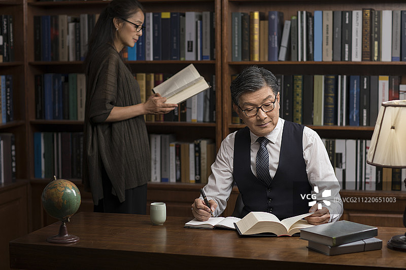 中年夫妇在书房读书图片素材