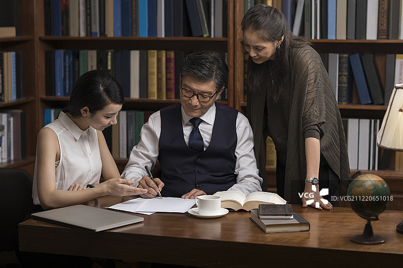 成功商务男士在书房签合同图片素材