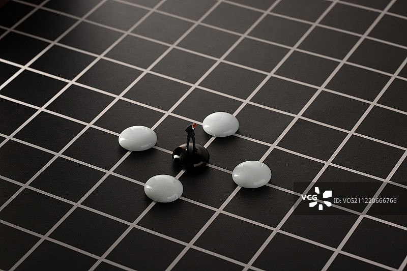 围棋包围一个人思考图片素材