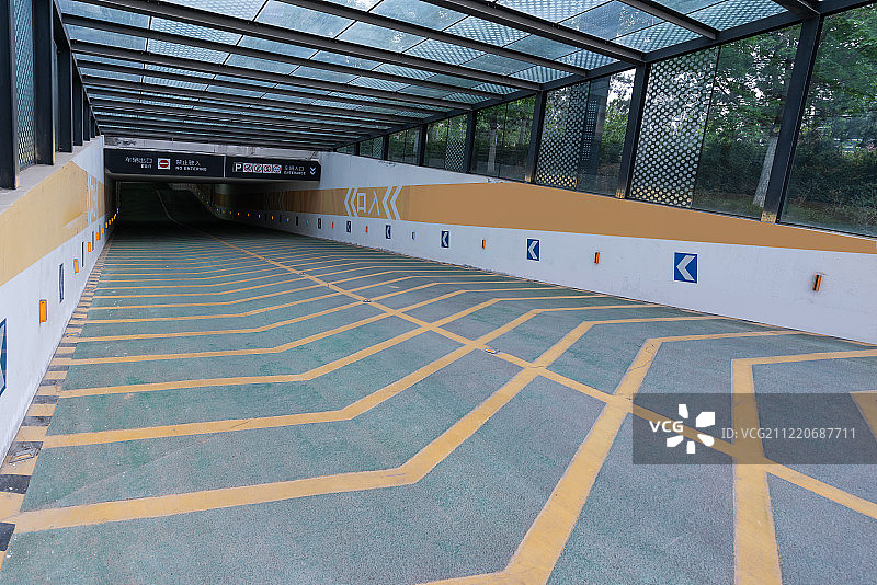 地下停车场入口图片素材