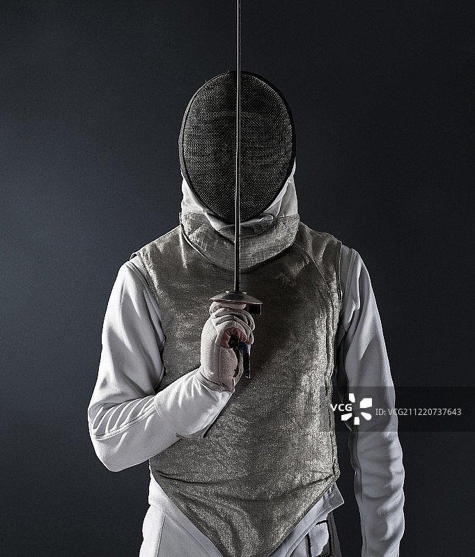 身穿击剑服和面罩的男子肖像图片素材