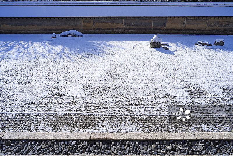 京都龙安寺雪景：枯山水禅宗花园图片素材