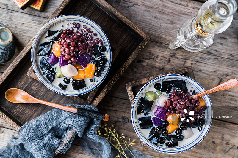 两碗古早味中式传统甜品小吃红豆芋圆珍珠烧仙草糖水图片素材