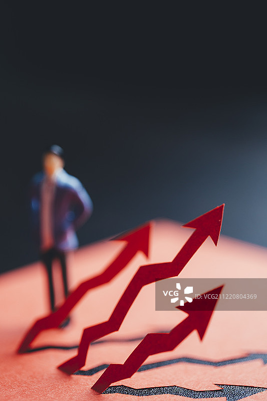 商务人士金融投资理财分析规划图片素材