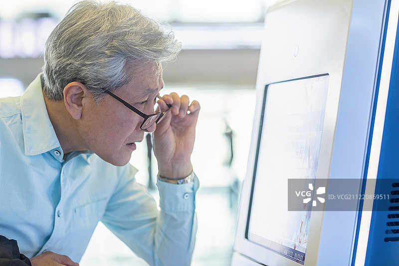 机场自助服务机办理值机图片素材