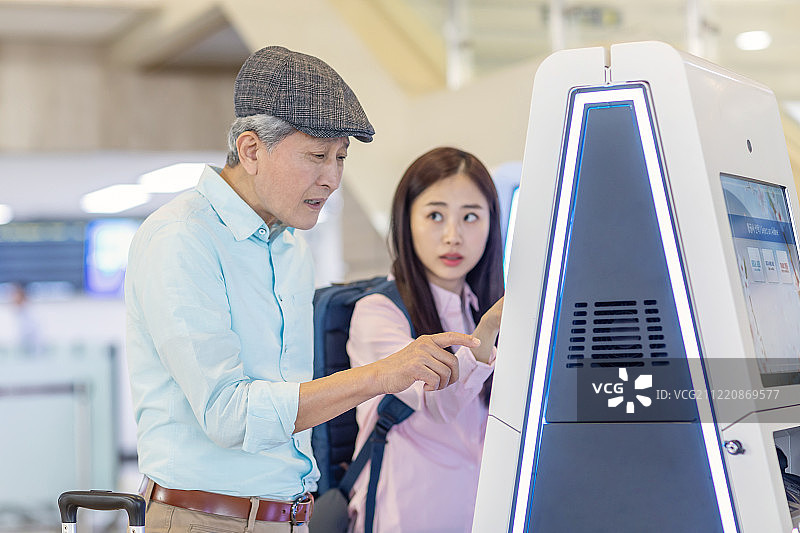 机场自助服务机办理值机图片素材