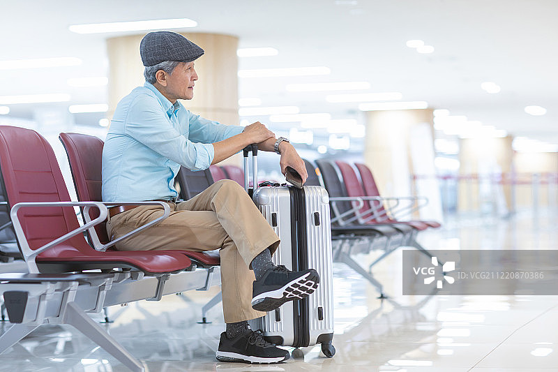 机场候机老年旅客图片素材