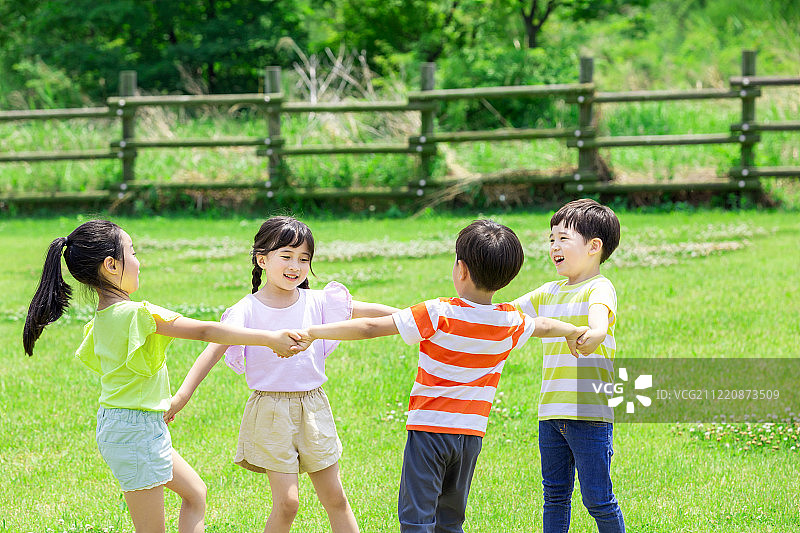 孩子们在小学玩耍，微笑，享受，手牵手转圈图片素材