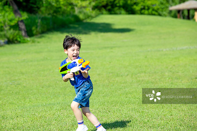 小学生玩水枪的快乐瞬间图片素材