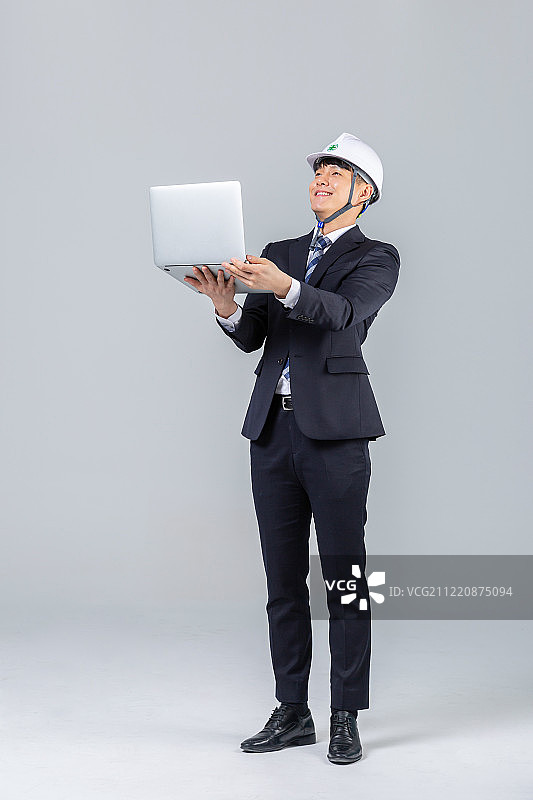 韩国工人建筑工地笔记本电脑检查图片素材