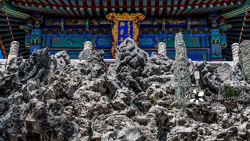 北京故宫御花园假山与亭子图片素材