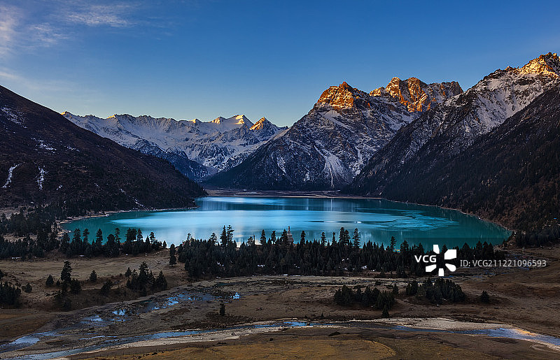 玉隆拉措日出图片素材