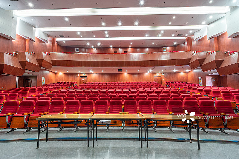 很多红色绒布椅子的剧院会议大厅全景图片素材