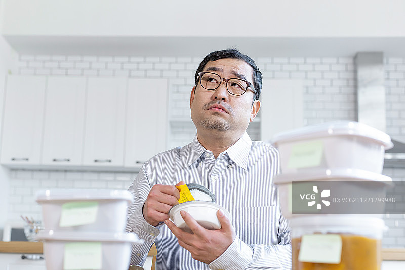 厨房、密封容器、中年男人、米饭、方便食品、爸爸、叹气图片素材