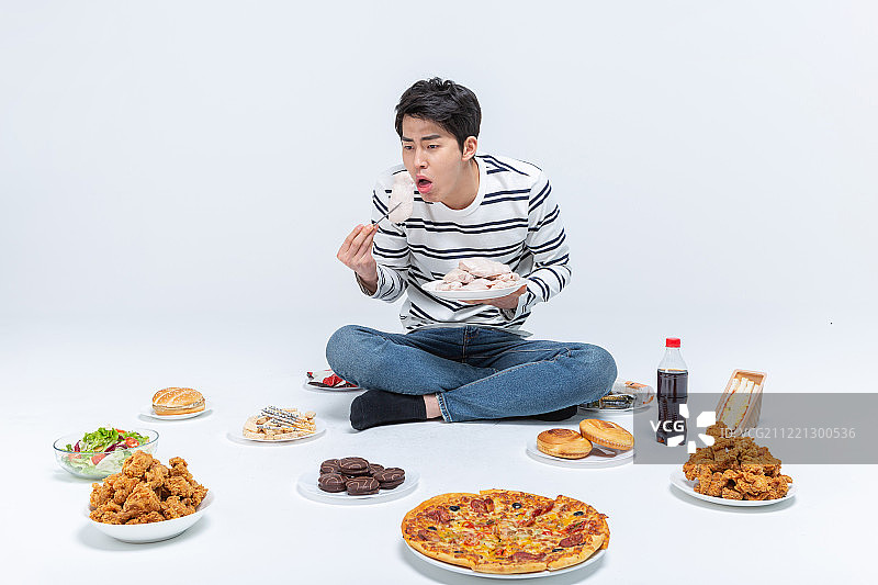 饮食：暴饮暴食、零食、成瘾、身体护理、快餐、鸡胸肉、不均衡饮食图片素材