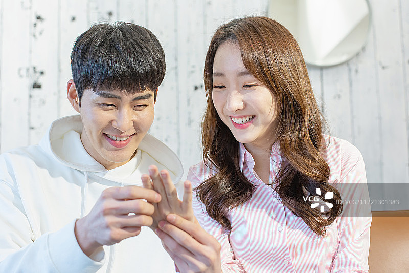 女人、男人、情侣、调情、看手相图片素材