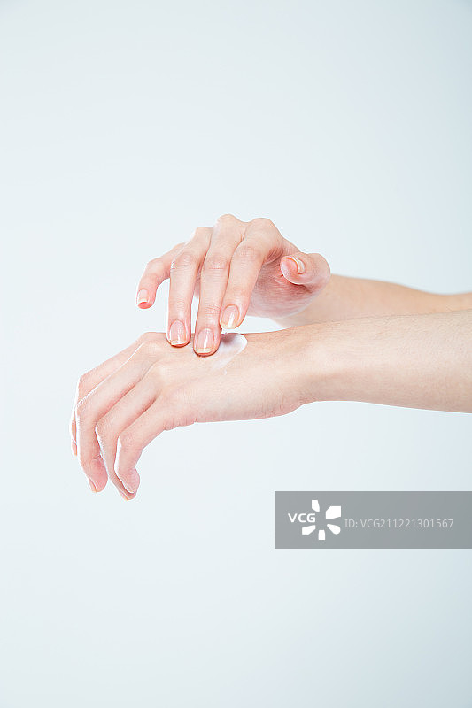 女性手部护理：润肤露和精油图片素材