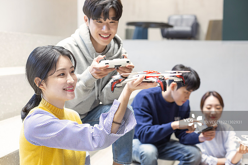 无人机俱乐部中的青年文化图片素材