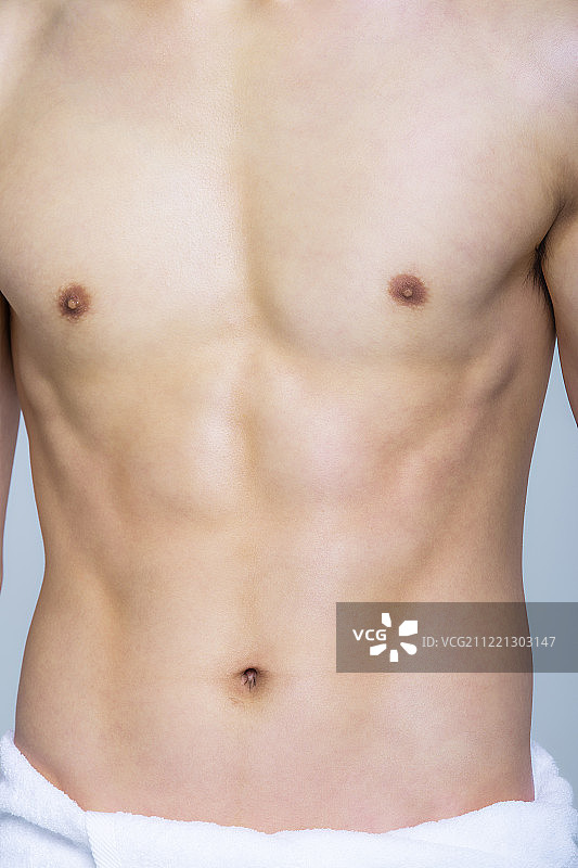 韩国健美男子展示肌肉图片素材