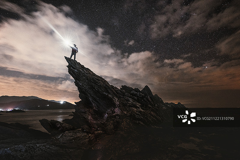 深圳站在礁石上的一个人图片素材