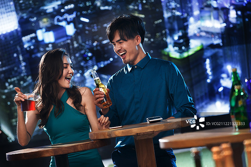 快乐的青年人在酒吧喝酒图片素材