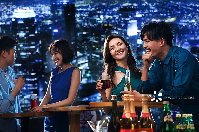 快乐的青年人在酒吧喝酒图片素材