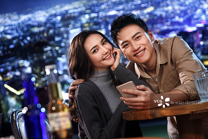 青年男女在酒吧图片素材