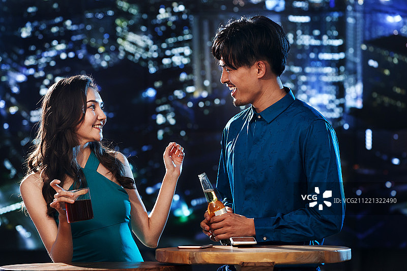 快乐的青年人在酒吧喝酒图片素材