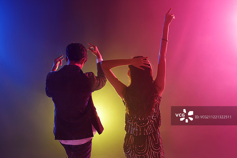 快乐的青年人唱歌跳舞图片素材